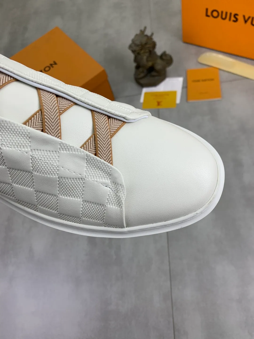 Men's men's shoes P440💰【Real price】Yangli🆘 💭💭New model launched【LOUlS VUlTTON】Louis Vuitton's new low-top men's shoes, high quality, support inspection! This style comes from Italy, very energetic and creative, giving people a comfortable and atmospheric visual impact❗Synchronization, the upper is made of silk calfskin with the original LV, imported soft sheepskin lining🐑Purely hand-stitched; LV original rubber outsole 4️⃣colors available Code number: 38~44